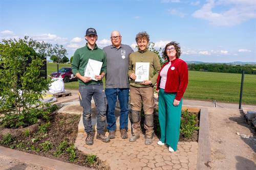 Jan Ole Barth & Niklas von der Brehling, von Grüner Zweig Gartengestaltung und von der Grewe Rotenburg GmbH, gewinnen Landschaftsgärtner-Cup 2026 auf der Landesgartenschau in Bad Nenndorf