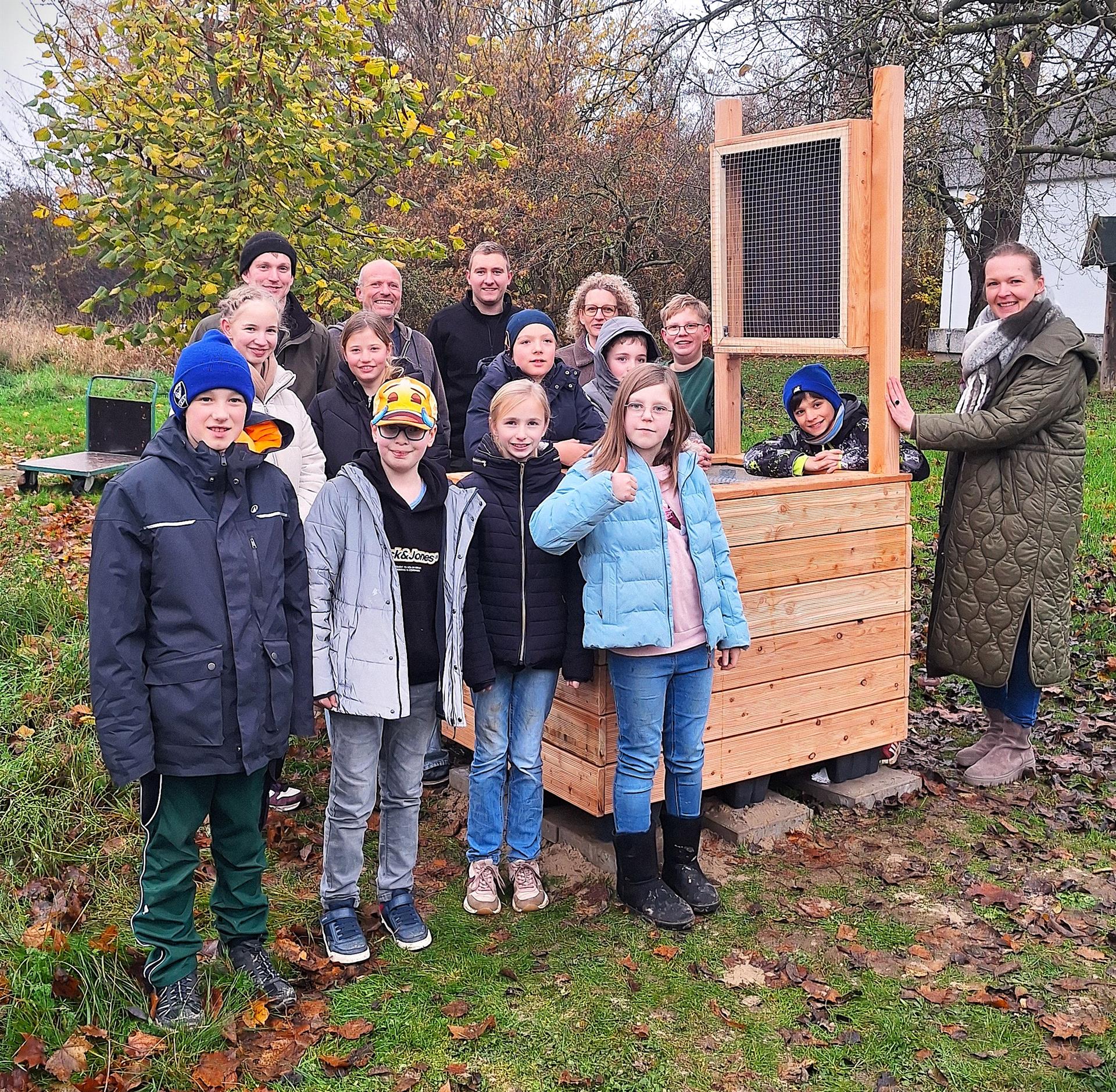 Ein Sandarium für die IGS Melle  Landschaftsgärtner und die AG „Grüner Daumen“ gemeinsam am Werk